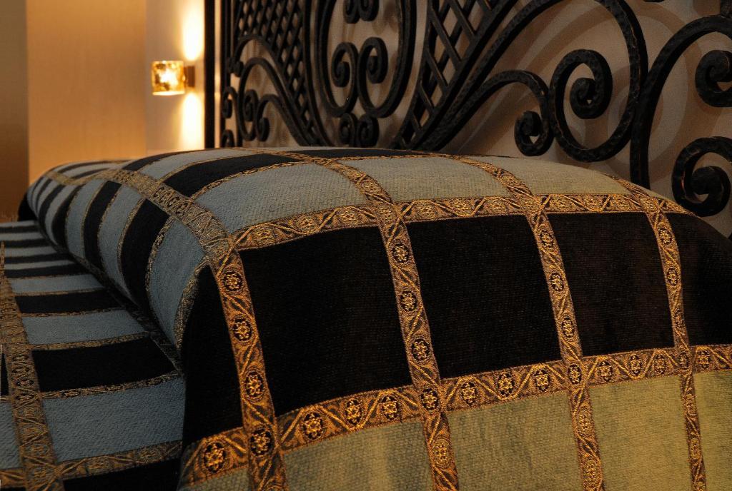 Dimora Storica "Casa Sicuro" Bed & Breakfast Martano Luaran gambar